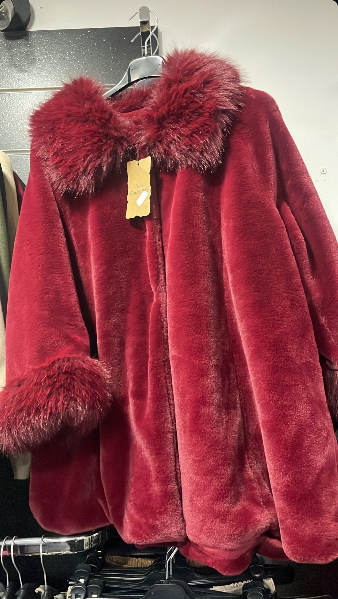 Manteau Bordeaux en Fausse Fourrure