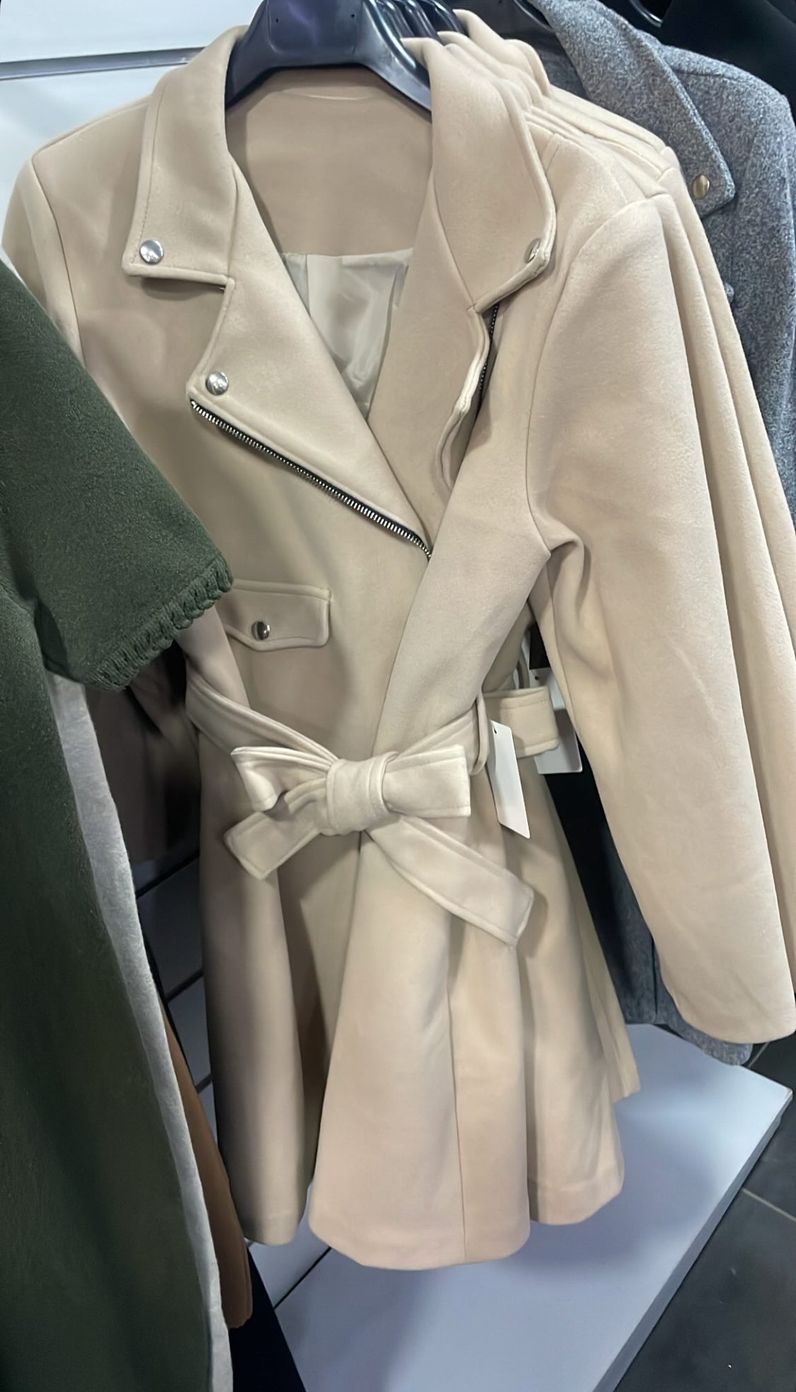 Trench court beige ceinturé